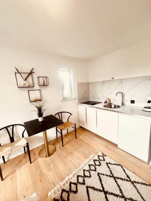 Ferienwohnung An Der Uniklinik Mit Eigener Kueche Und Renoviertem Badezimmer Хомбург Экстерьер фото