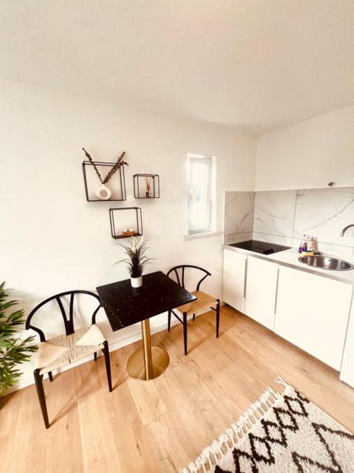 Ferienwohnung An Der Uniklinik Mit Eigener Kueche Und Renoviertem Badezimmer Хомбург Экстерьер фото